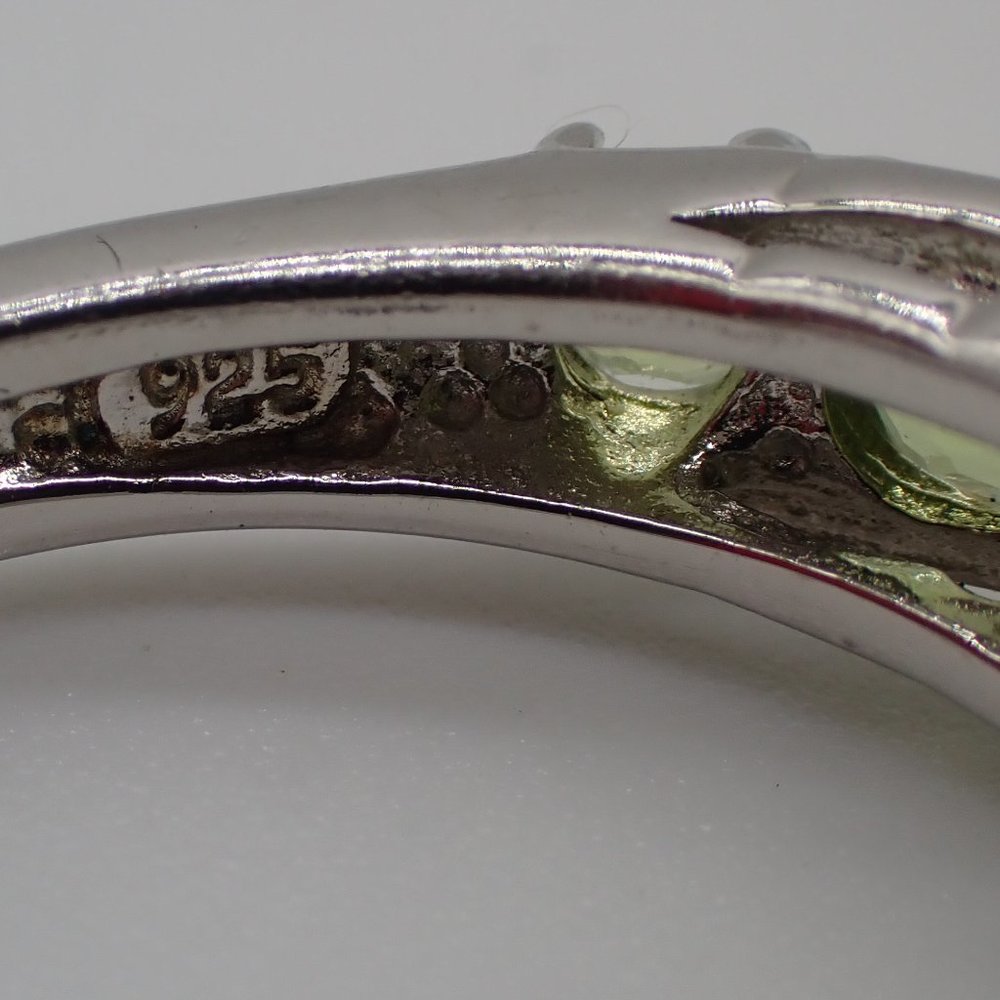 Vintage .925 Silver and Green Peridot 7 Stone Ring. - Picture 4 of 5